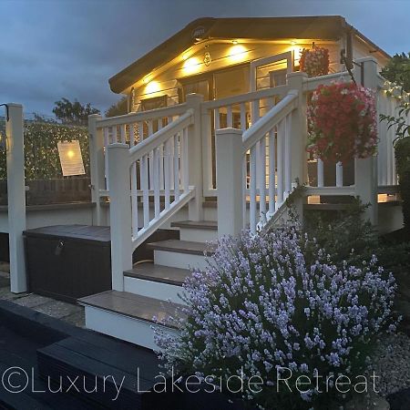 Lakeside Retreat With Hot Tub & Fishing Peg At Tattershall Lakes Country Park Hotel Exterior photo