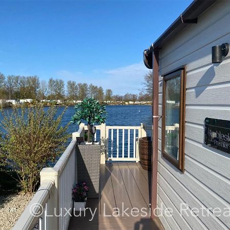 Lakeside Retreat With Hot Tub & Fishing Peg At Tattershall Lakes Country Park Hotel Exterior photo