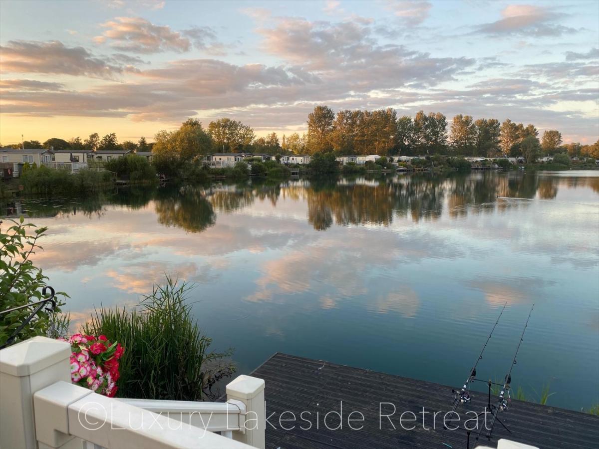 Lakeside Retreat With Hot Tub & Fishing Peg At Tattershall Lakes Country Park Hotel Exterior photo