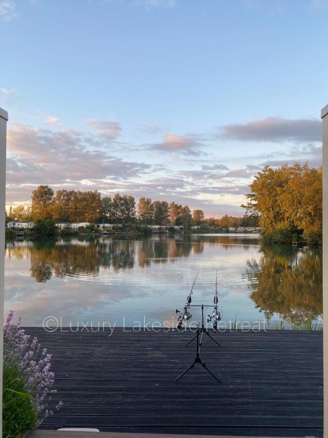 Lakeside Retreat With Hot Tub & Fishing Peg At Tattershall Lakes Country Park Hotel Exterior photo